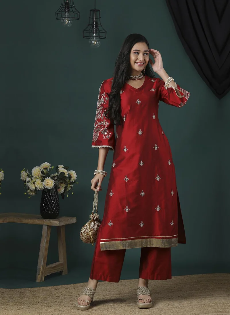 جلو باص جلوبس سنيكرز نسائي مطرز بنقوش عرقية مع بنطلون بالازو